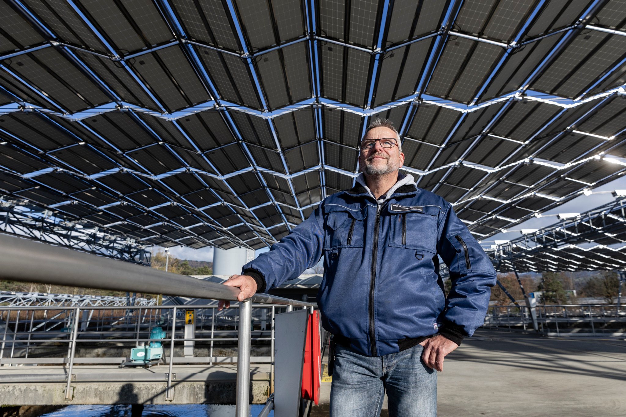 Ingo Schoppe von der ARA Thunersee steht unter einem Solarfaltdach, einer automatischen Photovoltaikanlage, in Uetendorf.