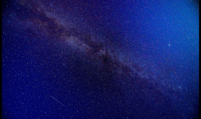 Derzeit sind die Draconiden zu sehen. Bis 10. Oktober blitzen am Nachthimmel immer wieder Sternschnuppen auf. Im Bild: Der Nachthimmel während des Draconiden-Meteorschauers 2017.