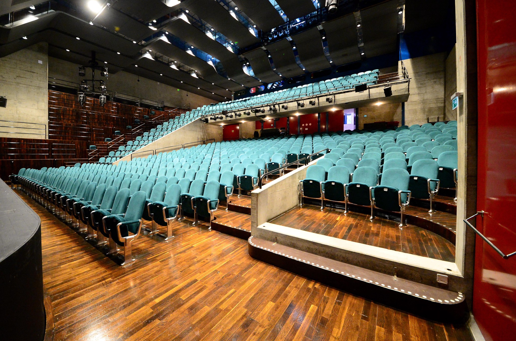 
Technisch in die Jahre gekommen und daher sanierungsbedürftig – Blick in den Saal des Theaters Winterthur.