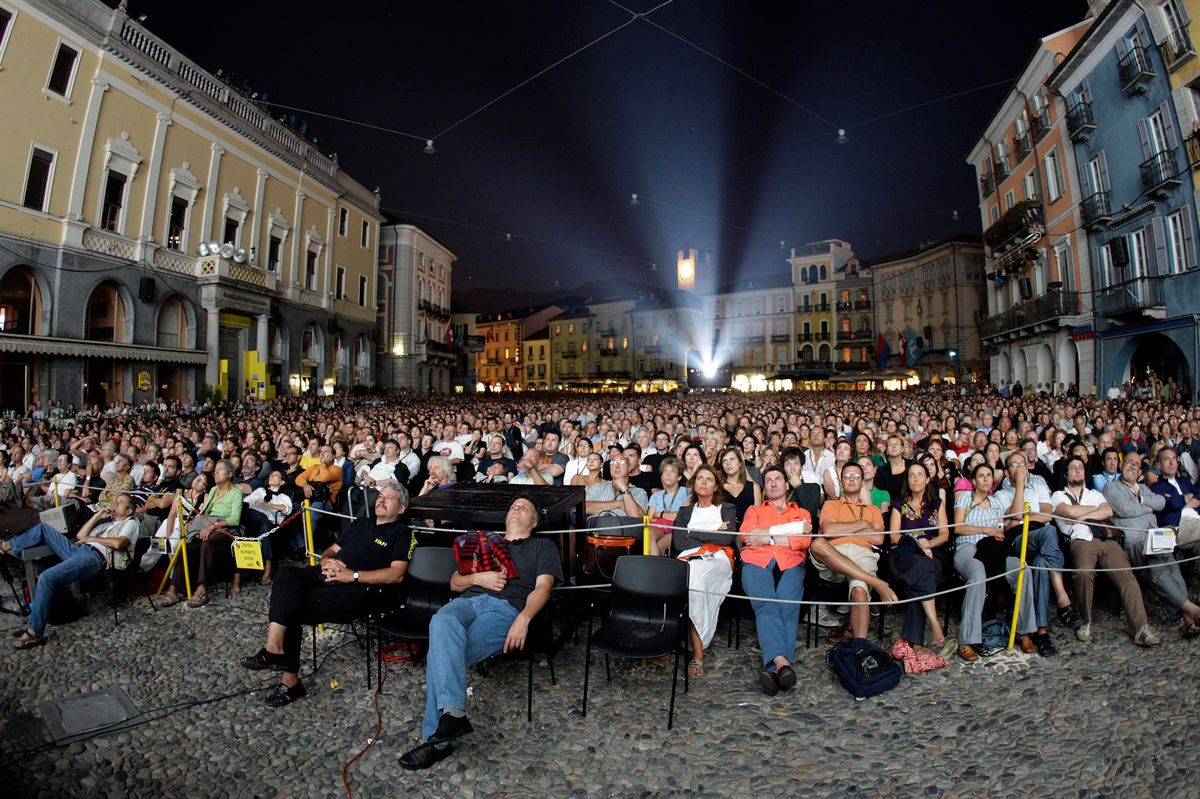 Lorsque la Piazza Grande affiche complet, voici ce que cela donne. Reflets d’une séance mémorable avec 9000 spectateurs en août 2007. 