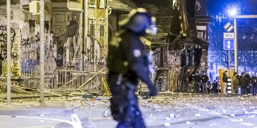 Les policiers ont été attaqués avec des pierres, des bouteilles, des feux d’artifice et des lasers. (Image d’archive) (KEYSTONE/Stringer)