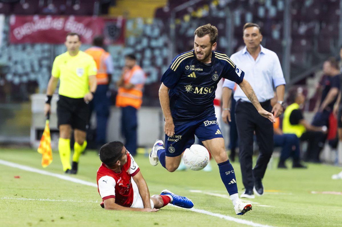 Le défenseur de Braga, Victor Gomez, à gauche, lutte pour le ballon avec le milieu de terrain de Servette, Timothe Cognat, à droite, lors du match de qualification pour la Ligue Europa de l'UEFA au Stade de Genève, le 15 août 2024.