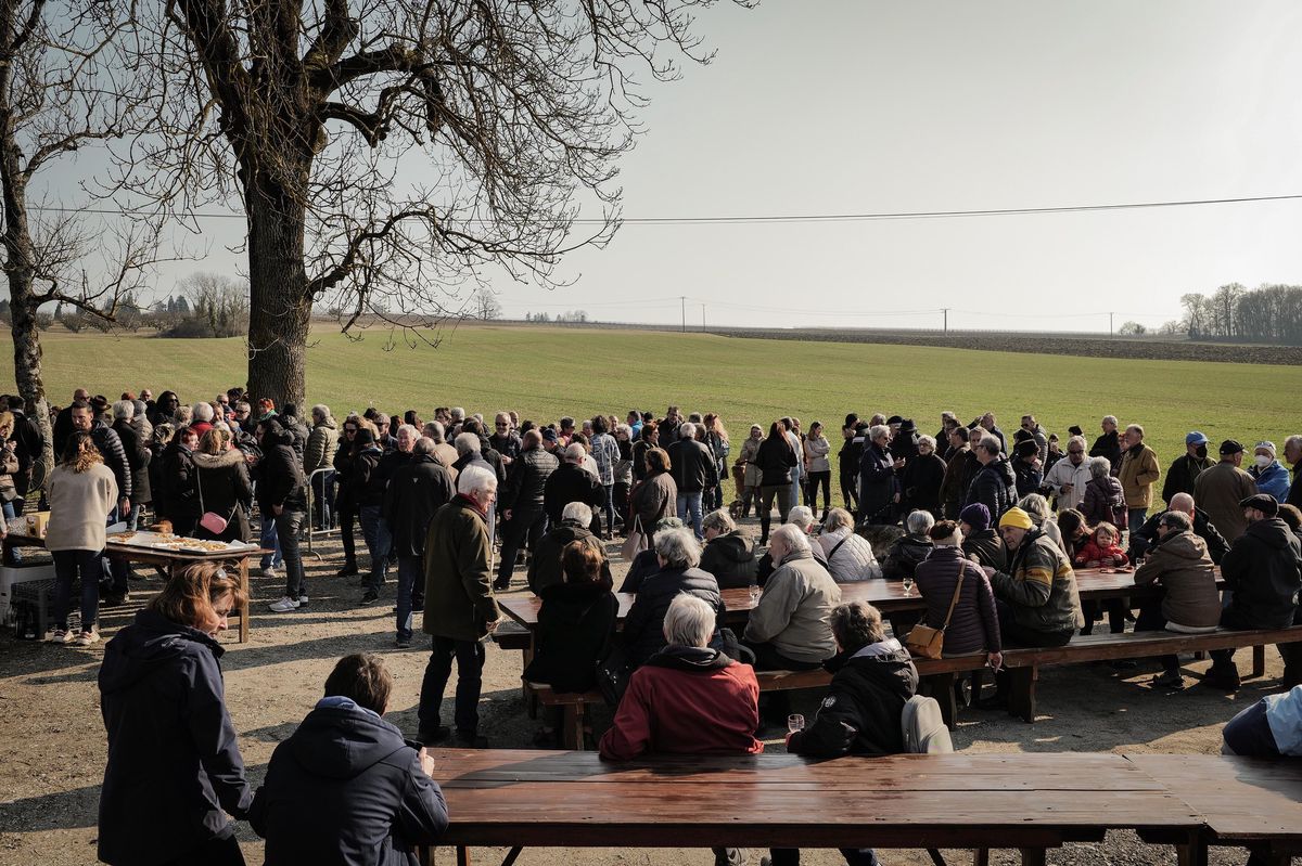 6 mars 2022 à Satigny. Non, ce n’est pas une Landsgemeinde ou un apéro géant. Rassemblement de protestation contre l’implantation de déchets toxiques. Photo: LAURENT GUIRAUD