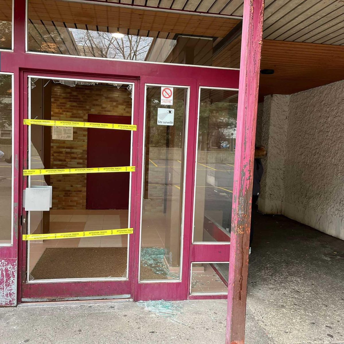 L’entrée de l’immeuble dans lequel l’intervention a lieu.