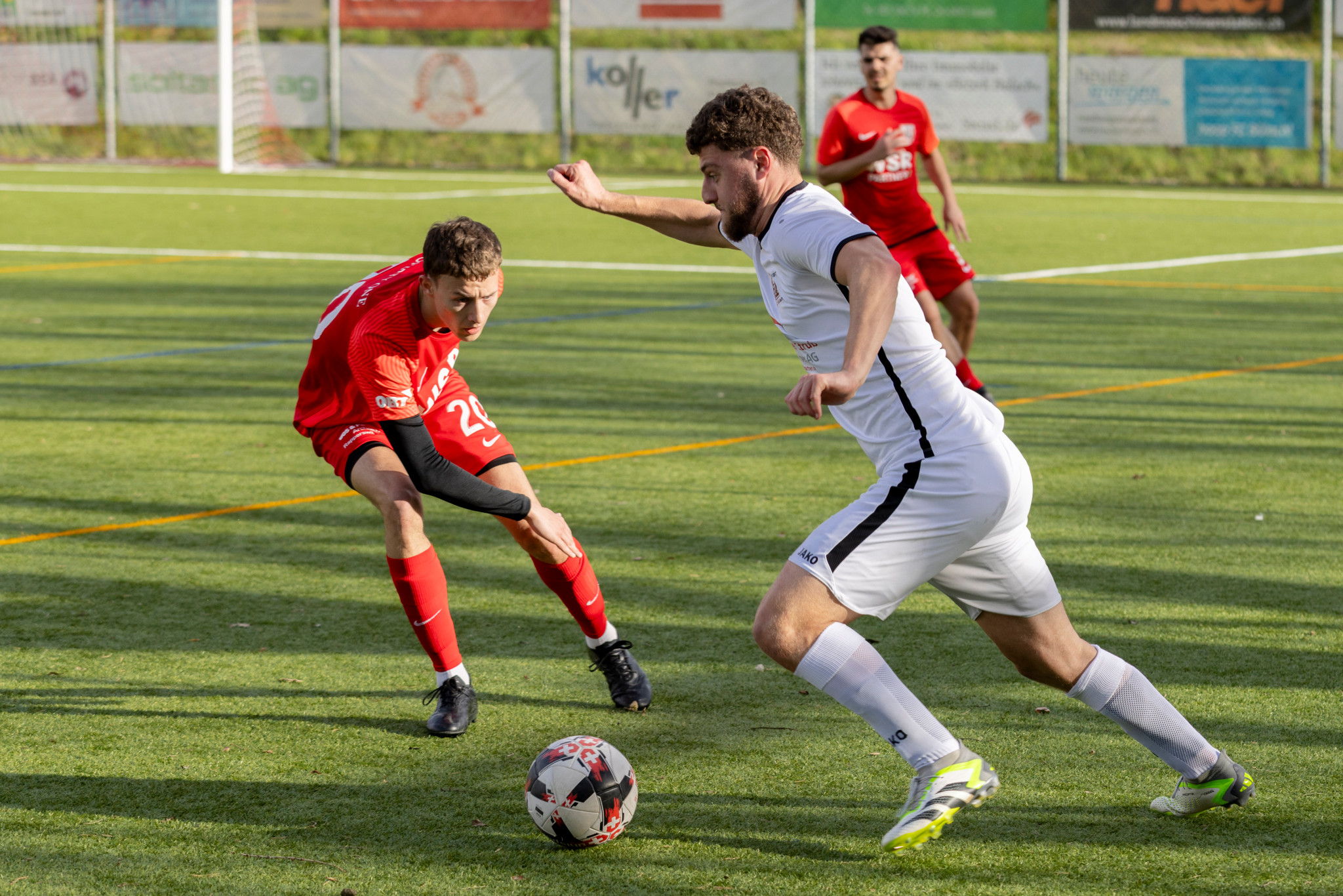 FC Bülach vs. FC Lachen/ Altendorf - Weiss: Colin Galliker, Rot: Gianluca Praino - Foto: Roger Hofstetter