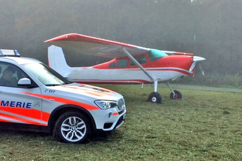 Un pilote de Cessna se pose dans un champ
