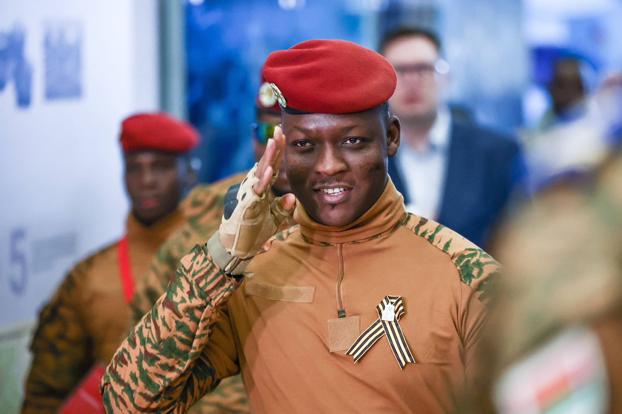 Burkina Fasos Präsident Ibrahim Traoré: Er trägt fingerlose Kampf­handschuhe, wird wie ein Popstar gefeiert und sagt, Demokratie sei «nicht für uns»