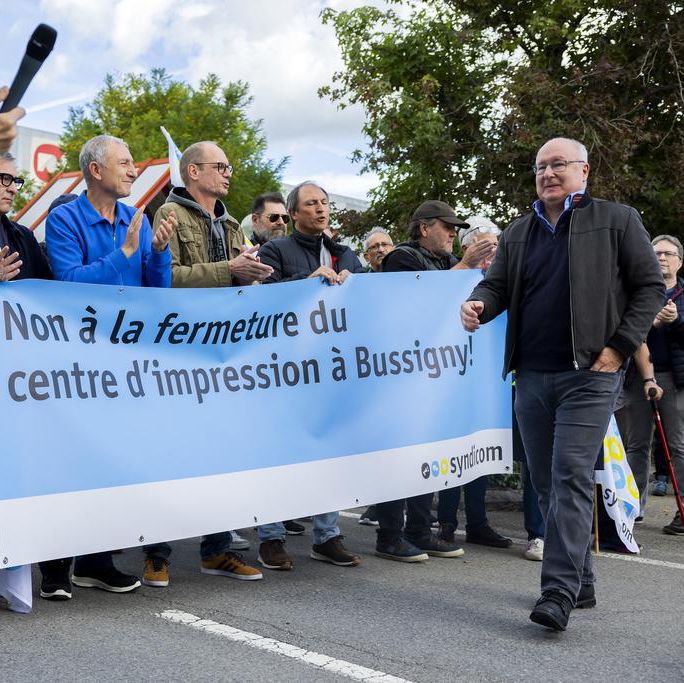 Pierre-Yves Maillard s’adresse aux employés manifestant contre la fermeture du centre d’impression à Bussigny, le 30 septembre 2024.