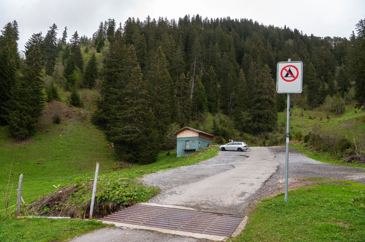 LES MOSSES  MAI 2024.  Les randonneurs au très prisé Lac Lioson devront sous peu forcément partir du col des Mosses. Fini de monter parquer à Lioson d'en Bas ( Photo) pour gagner une petite demi-heure. La Commune prévoit un nouveau réservoir d'eau et l'occasion est belle de respecter les règles en vigueur après des décennies de tolérance pour ce parcage sauvage.  © Jean-Paul Guinnard/ 24Heures