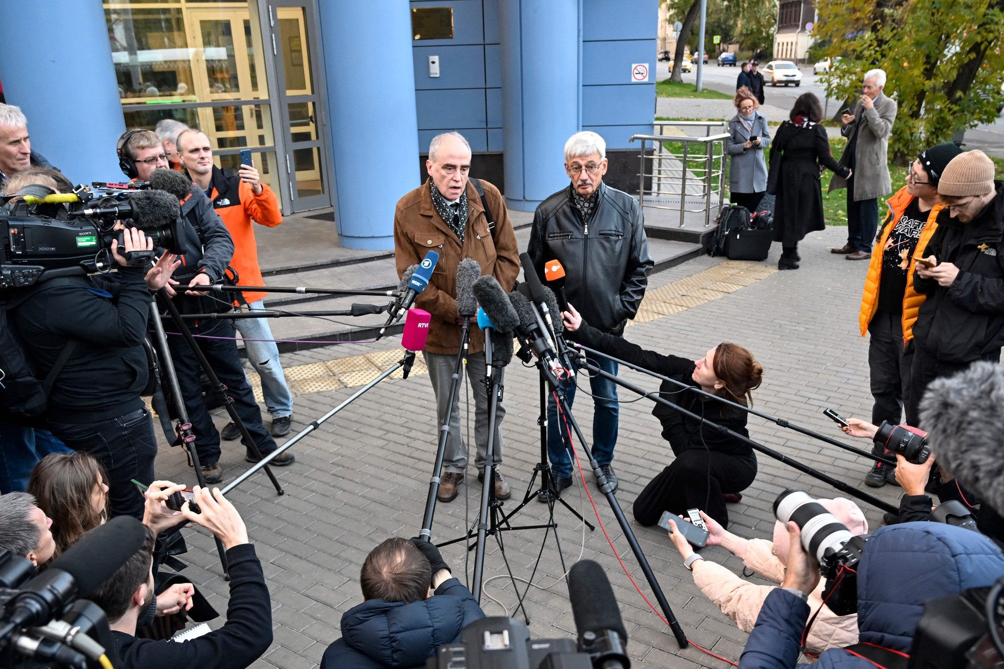 «Ce prix donne de la force morale (...) à tous les militants russes des droits de l’Homme», ont réagi le président de Memorial, Ian Ratchinski, et Oleg Orlov, figure de l’ONG, à la sortie du tribunal. Moscou, 7 octobre 2022.  
