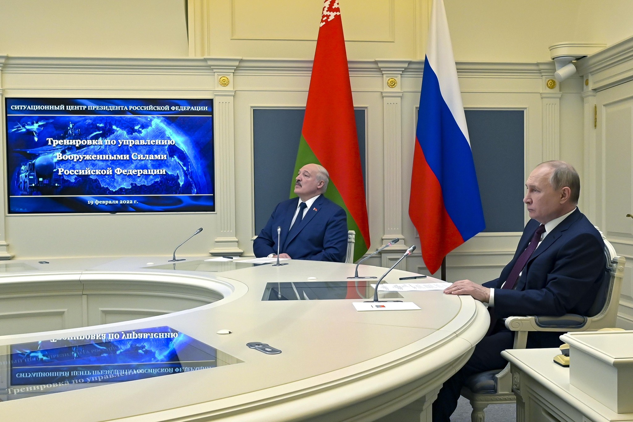 Die Drohkulisse wächst weiter: Der russische Präsident Putin verfolgt zusammen mit seinem weissrussischen Amtskollegen Lukaschenko Tests der strategischen Atomwaffen. 