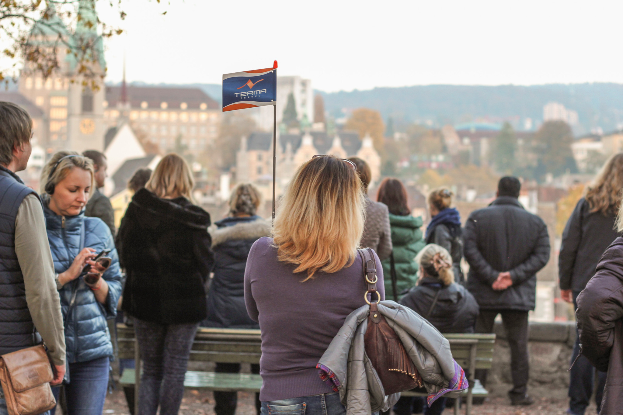 Eine Reisegruppe aus Russland besucht Zürich:  Gegenüber den Jahren vor der Pandemie machen nur noch wenige Touristen aus Russland Halt in der Schweiz. Zuletzt nahm ihre Zahl jedoch zu.