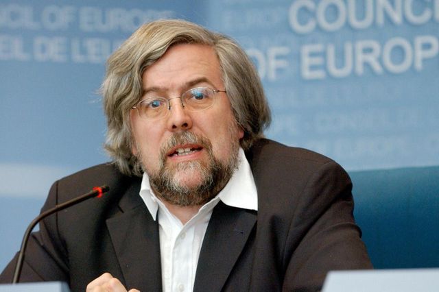 Le socialiste Andreas Gross pour une politique plus ferme à l'égard des paradis fiscaux. Le socialiste Andreas Gross pour une politique plus ferme à l'égard des paradis fiscaux.