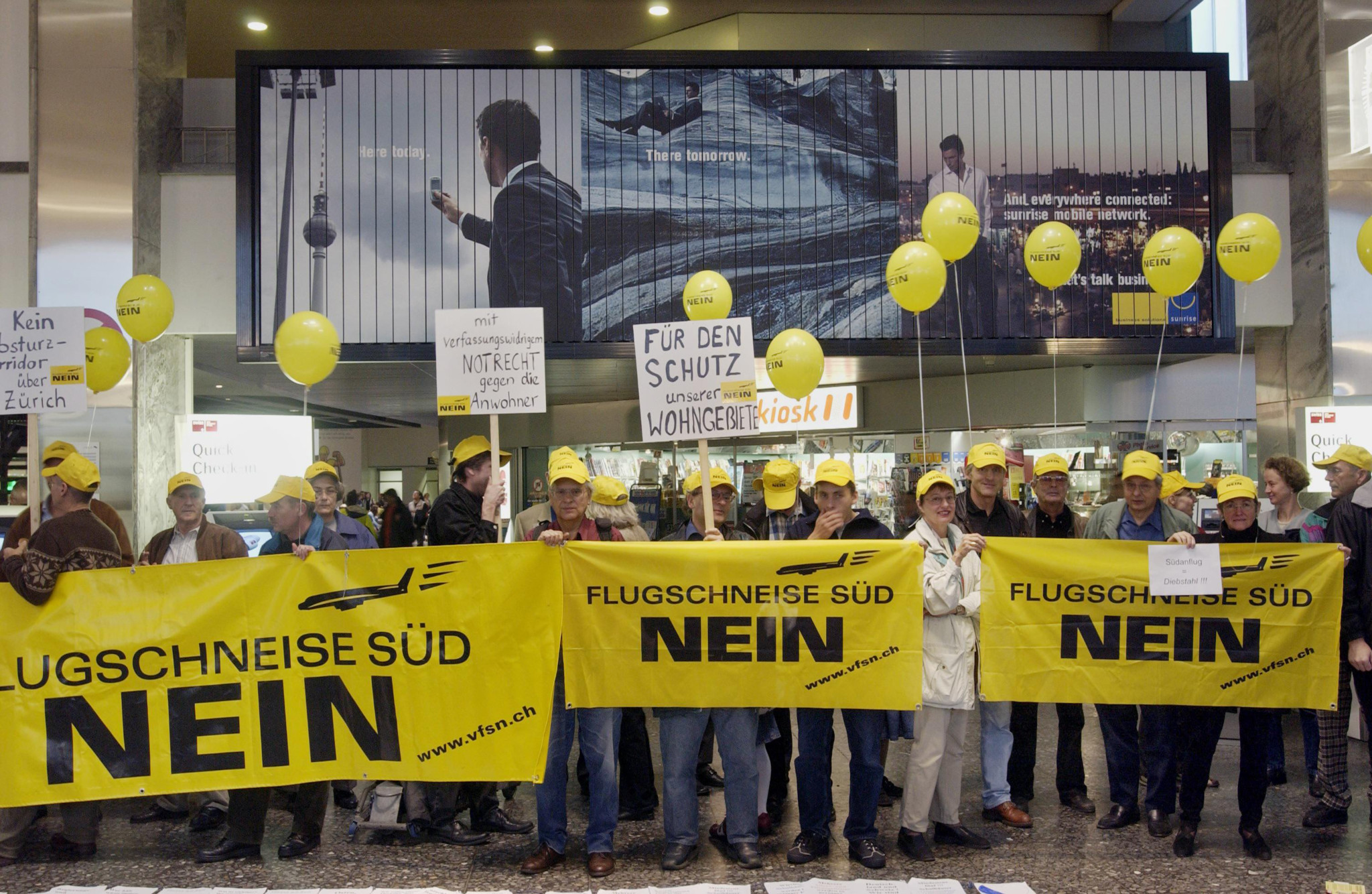 TA 25.10.2003 : M.
Bildtext: Flughafen Unique in Kloten; Check-inDemo gegen Flugschneise Süd
