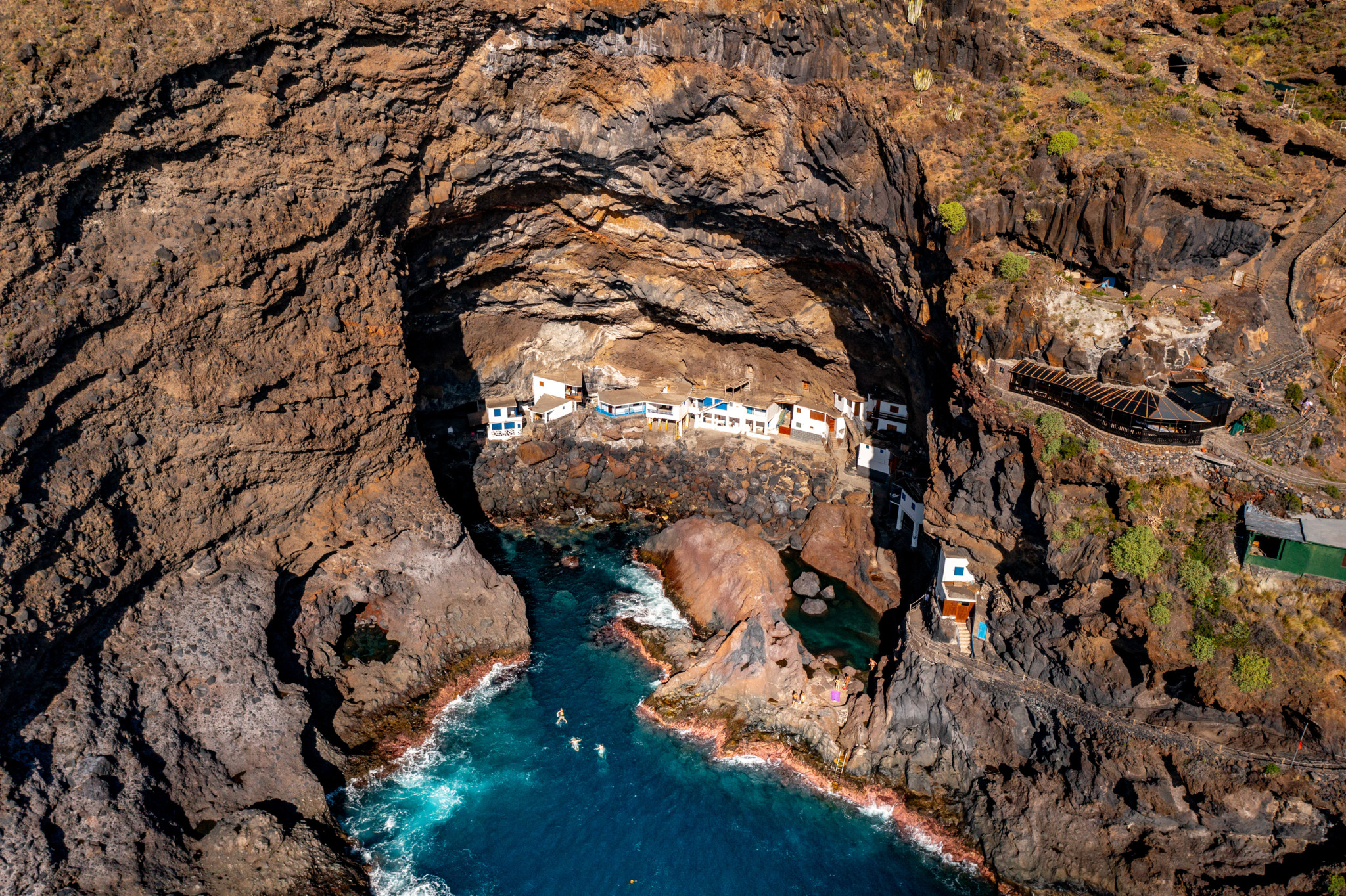 Invisibles vues d’en haut, les petites maisons cachées sous une falaise font de la baie des pirates de Poris de Candelaria sont un «must see».