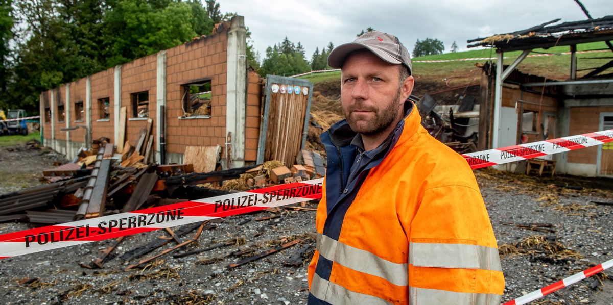 Brand in Sigriswil. Danilo von Gunten vor der Brandruine seines Stalles in Sigriswil.
© Patric Spahni
