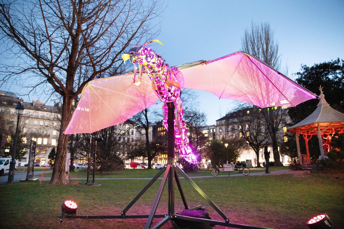 Installation de lumière « La Vouivre » au Jardin Anglais, Festival Geneva Lux, avec une conception mécanique par Steve Espi et une conception lumineuse par Sylvain Fasel.