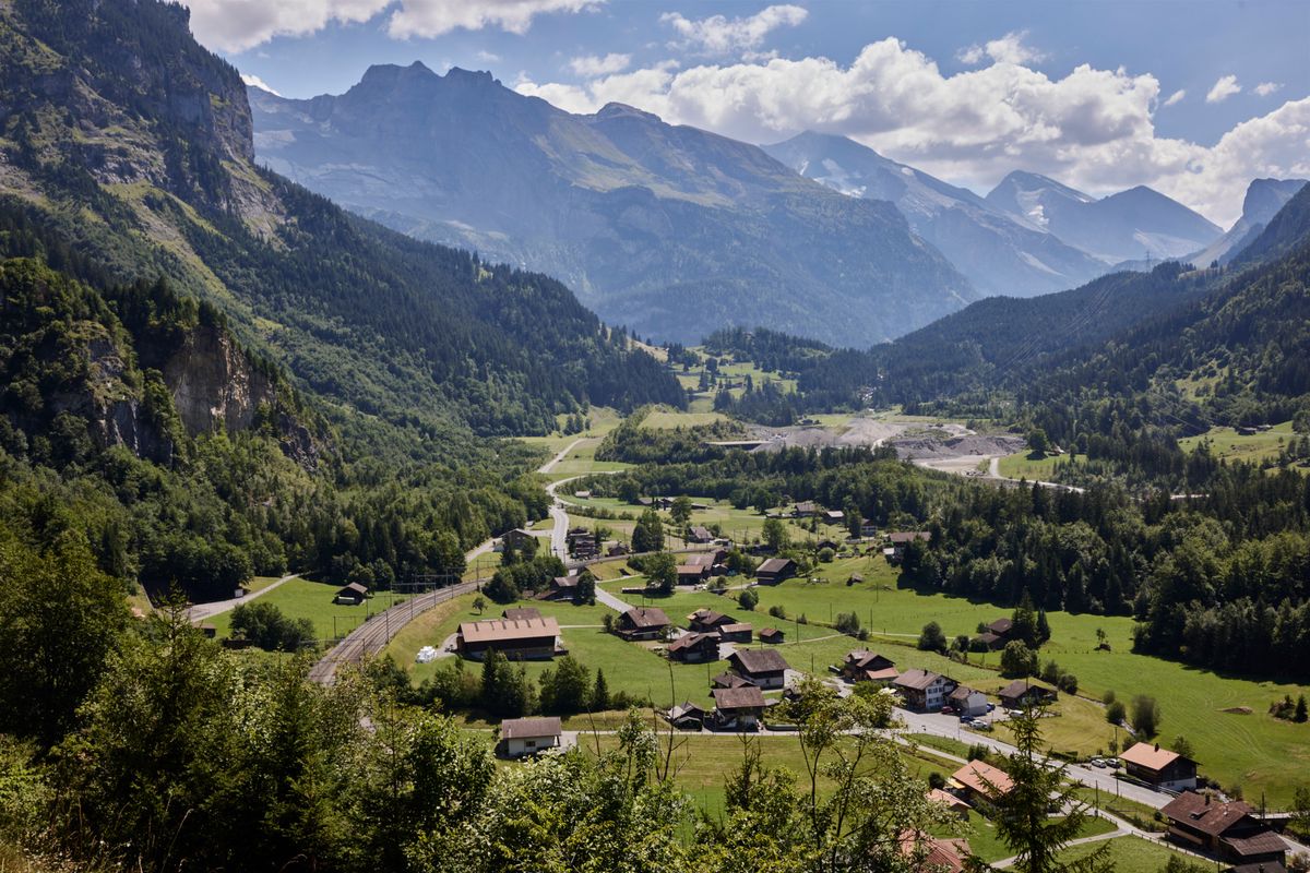 Mitholz, le 3 août 2022. Le petit village de l’Oberland bernois devra être abandonné par ses habitants d’ici à 2031. Le vieux dépôt de munition de l’armée qui se trouve à quelques centaines de mètres des maisons et de la voie de chemin de fer du Lötschberg doit être vidé. Le dépôt a déjà explosé en 1949, causant de nombreux morts.    Photo Yvain Genevay / Le Matin Dimanche