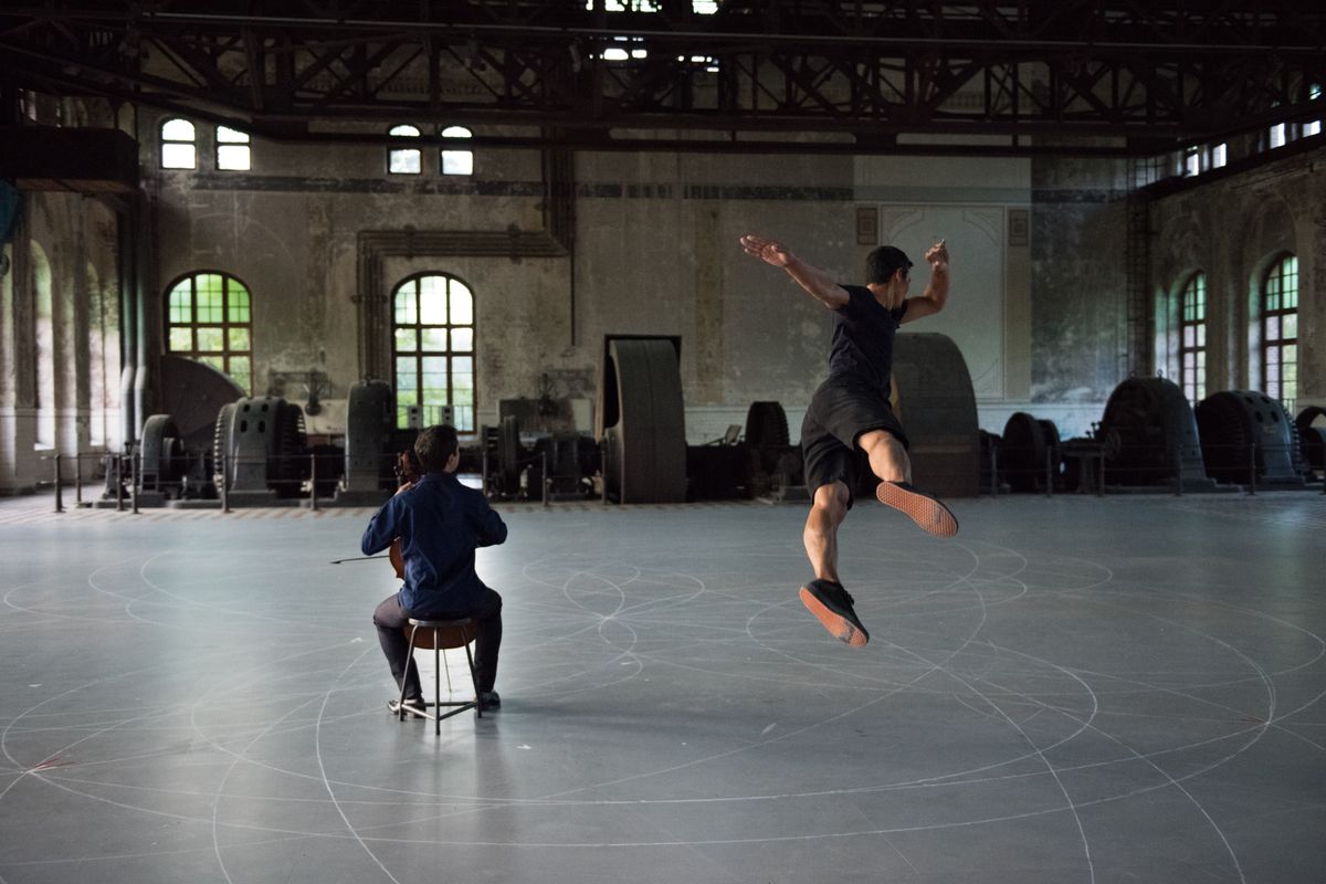 À la Comédie, la géniale chorégraphe Anne Teresa De Keersmaeker mariera un danseur différent aux six Suites pour violoncelle de Bach.
