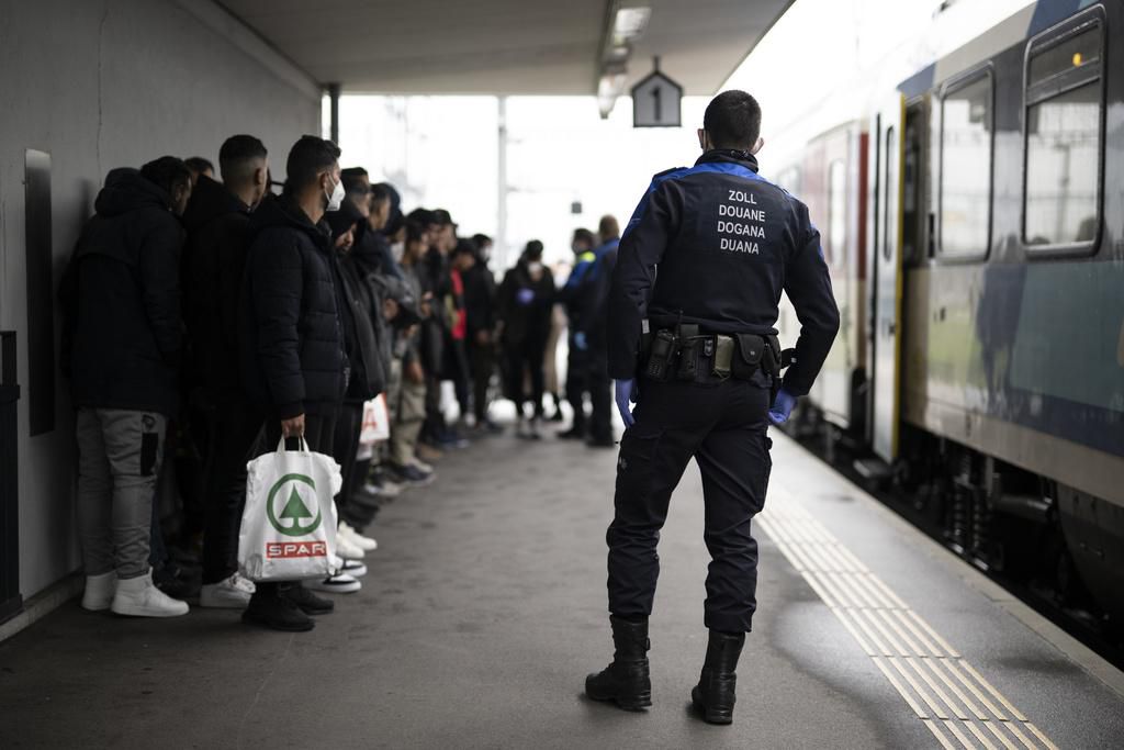 Des migrants d’un train en provenance d’Autriche sont amenés par des gardes-frontière pour être contrôlés, le mercredi 16 novembre 2022, à Buchs.
