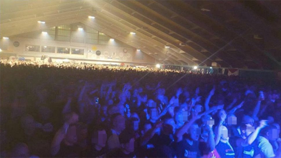 Dieses Bild zeigt laut der Berner Antifa das Konzertpublikum in Unterwasser. Quelle: Twitter. Dieses Bild zeigt laut der Berner Antifa das Konzertpublikum in Unterwasser. Quelle: Twitter.