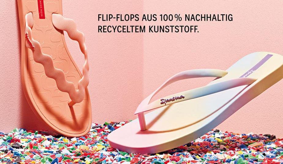 Le logo de la Coop et le logo de la Migros sont photographies cote a cote sur un batiment commercial commun ce mardi 23 aout 2016 sur la place de la Sallaz a Lausanne. (KEYSTONE/Jean-Christophe Bott)