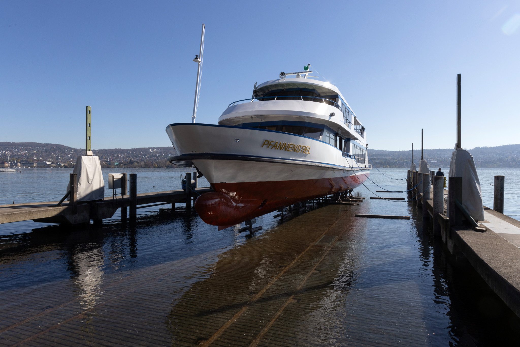 Elektrifizierung der ZSG-Schiffe: Die Pfannenstiel fährt bald mit Strom – doch die Batterien aus China lassen auf sich warten