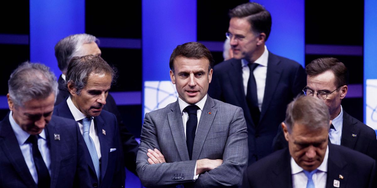 Le président français Emmanuel Macron à la tribune avec d'autres dirigeants, durant le sommet sur l'énergie nucléaire de l'Agence internationale de l'énergie atomique (AIEA).