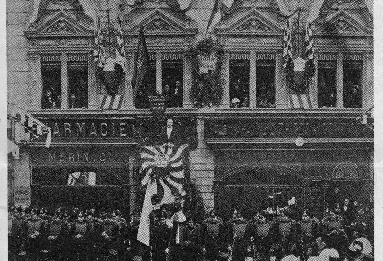 Le 24 janvier 1898, devant la maison Morin où fut hissé le premier drapeau vaudois un siècle plus tôt, le syndic de Lausanne Louis Gagnaux y va de son discours.