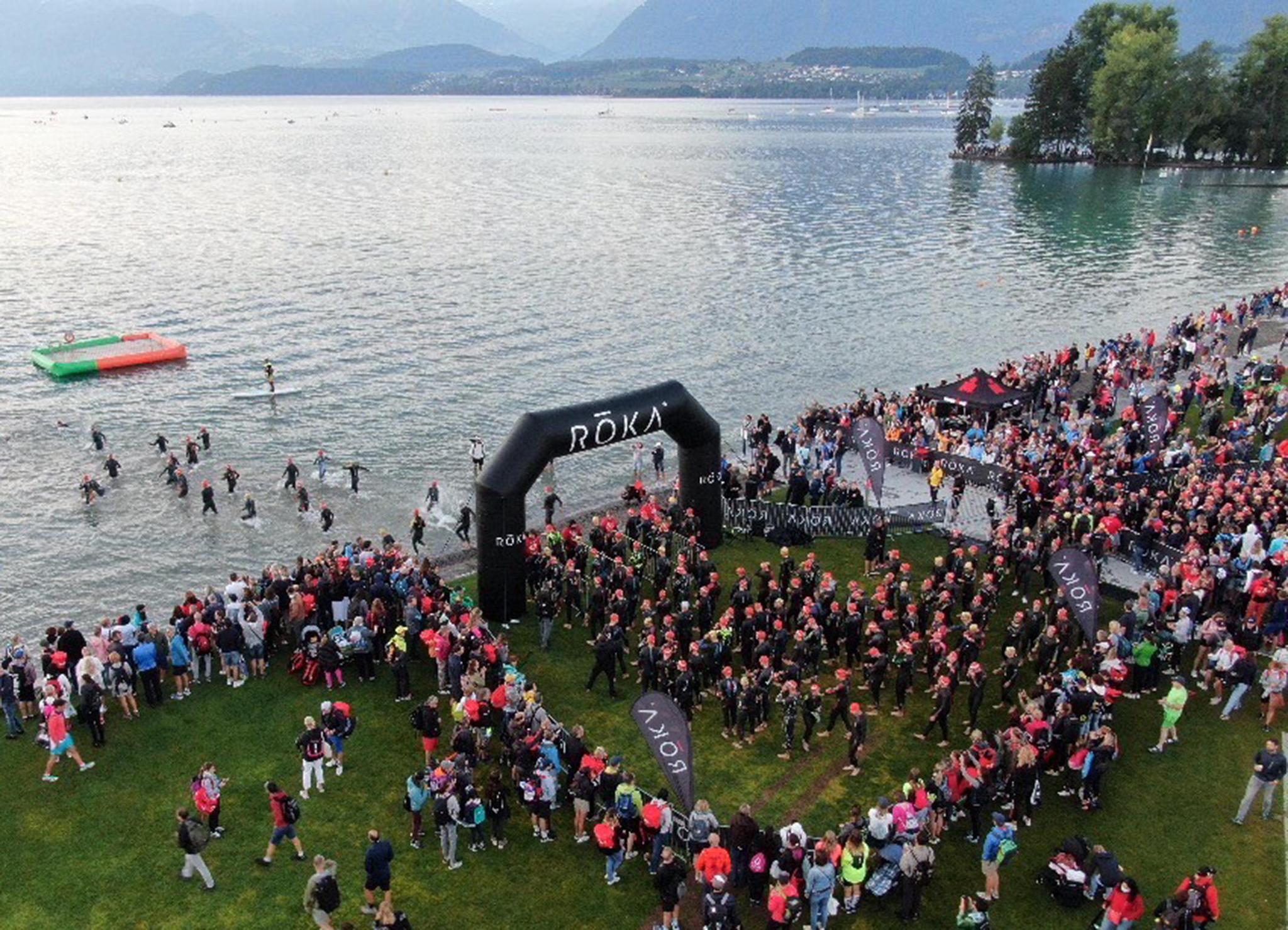 Die Athletinnen und Athleten vor dem Start zur Schwimmstrecke im Thunersee.