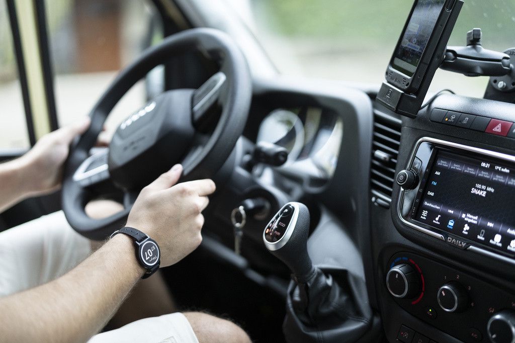 Der Planzer-Fahrer faehrt den Lieferwagen, fotografiert am Montag, 13. Mai 2024 in Zuerich Altstetten. Planzer bietet Gesamtloesungen in den Bereichen Transport und Lagerlogistik, Paketservice und Homeservice an. (KEYSTONE/Gaetan Bally)