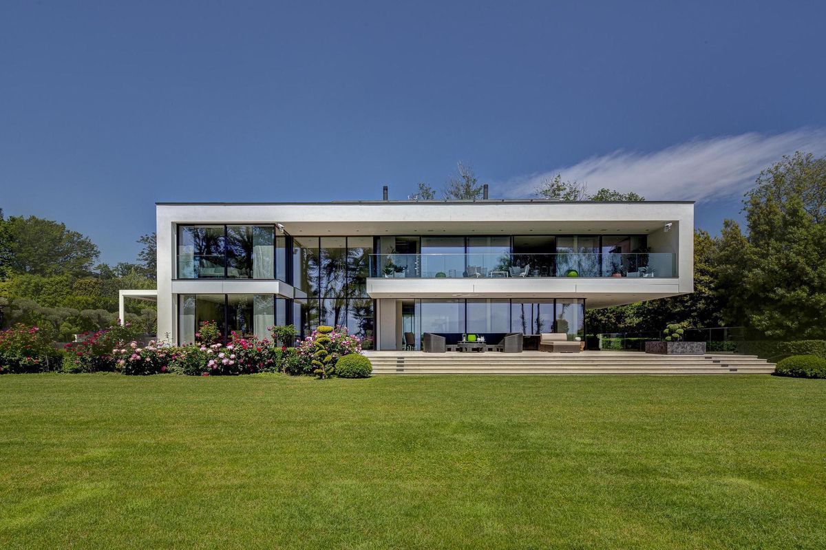 Les grandes baies vitrées à la parfaite isolation thermique sont un must, comme pour cette propriété vendue à St-Prex par Naef Prestige Knight Frank.