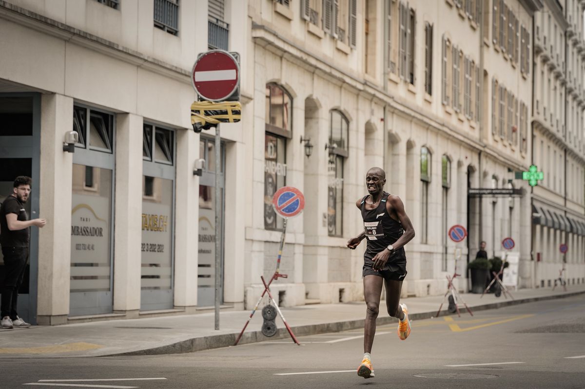 Un coureur participant au Marathon de Genève traverse les rues des Pâquis, Genève, le 7 mai 2023.