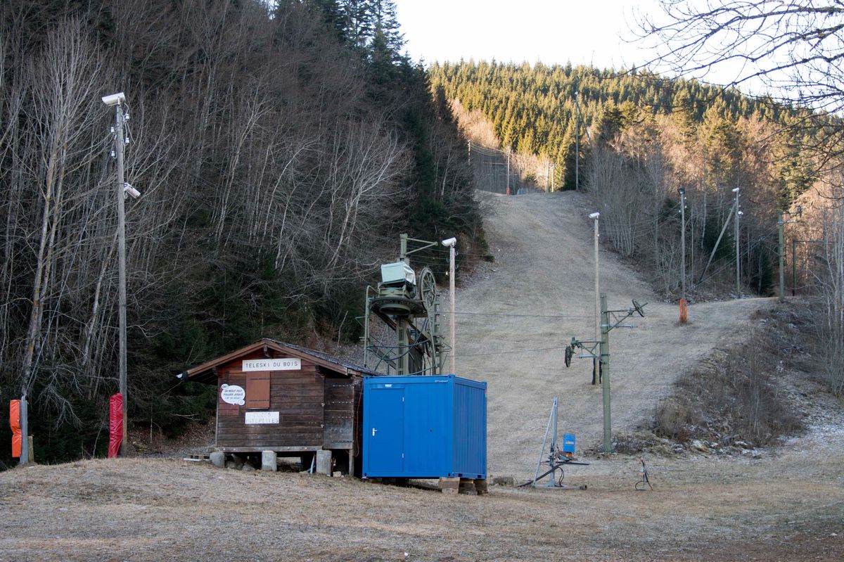 Le téléski du Bois, l’un des trois existant dans le village de Saint-Cergue, devrait fonctionner à partir de la fin du mois de décembre si la neige arrive en suffisance.