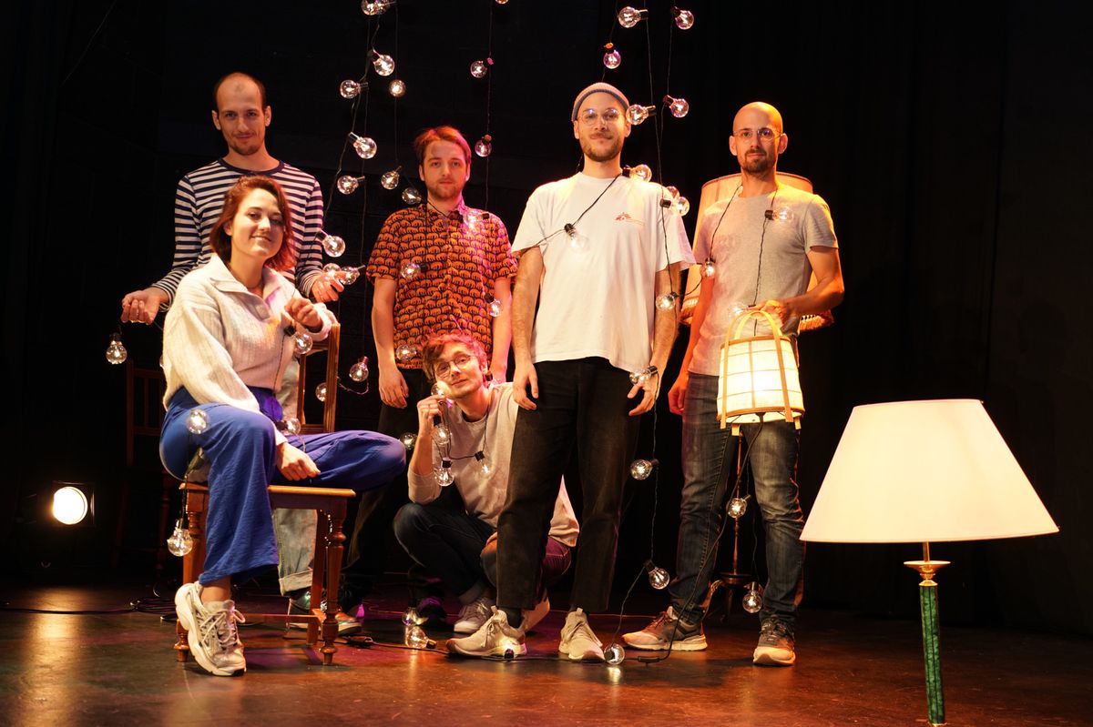 Genève, le 08/03/2024 - Répétition  du spectacle d'improvisation au  théâtre des Grottes avec (debout de gauche à droite)  Thomas Demaurex,  Léon Boesch, Malik Kaufmann, Eric Lecoultre (accroupis) Nina Cachelin,.  Julien Henchoz,