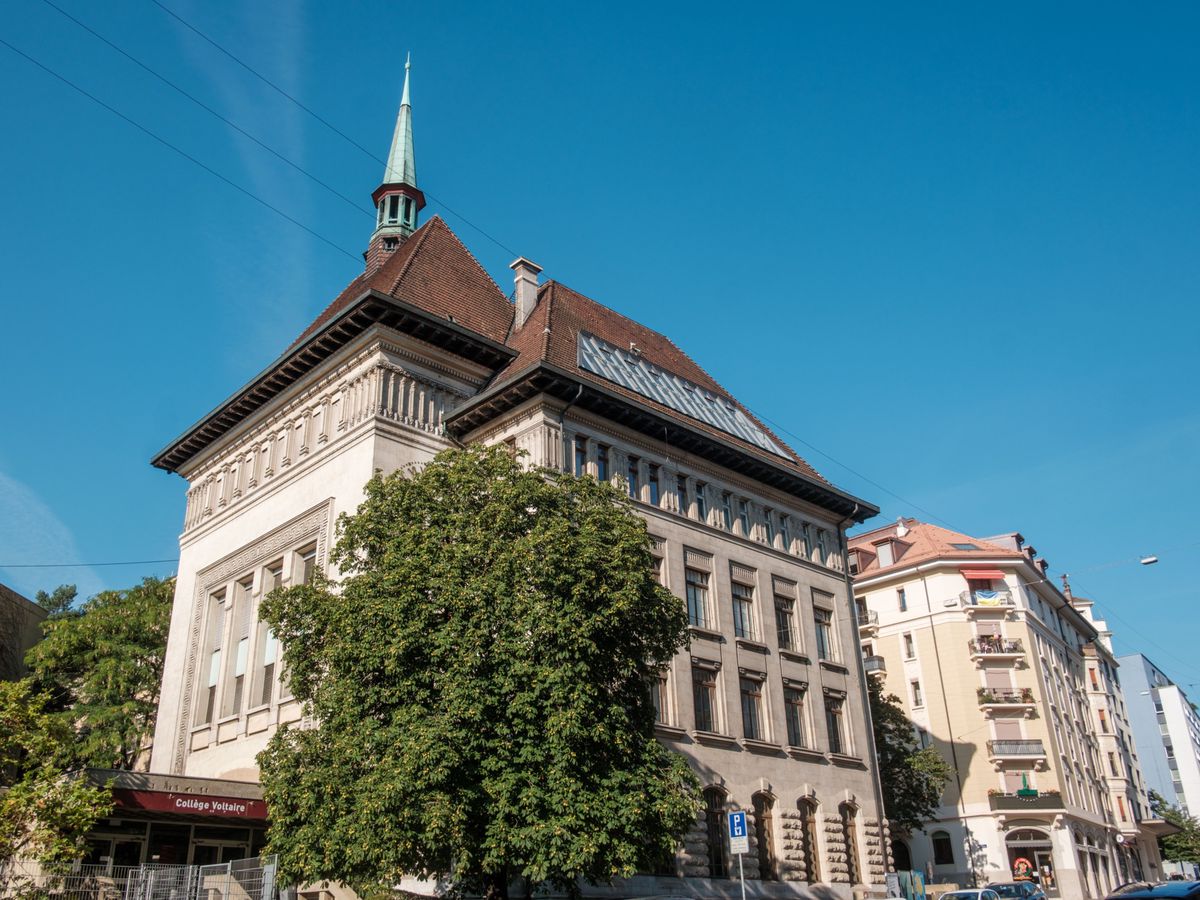 Inauguré en 1914, le bâtiment du Collège Voltaire a été pensé dans le style architectural Heimatstil.