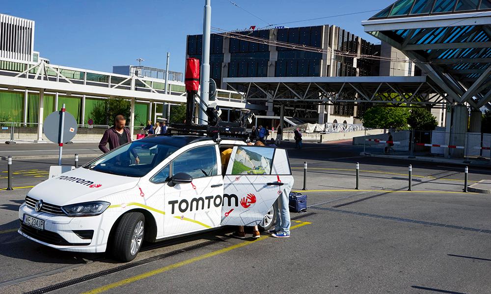 A Cointrin, l’accueil de deux jeunes Roumains qui vont sillonner l’Europe pour TomTom.
