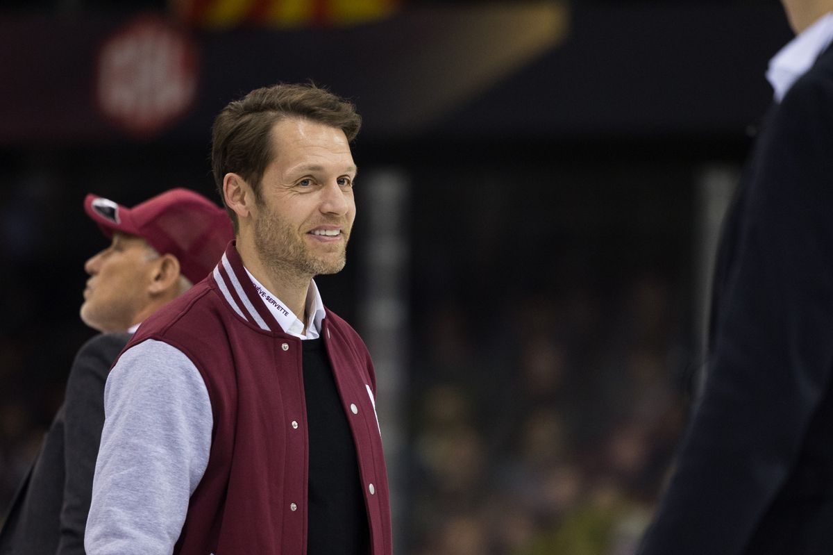 Le directeur sportif Marc Gautschi, portant une veste bordeaux et blanche, pendant le match entre Geneve-Servette Hockey Club et Skelleftea AIK lors de la finale de la Champions Hockey League, le 20 février 2024 à la Patinoire des Vernets, à Genève.