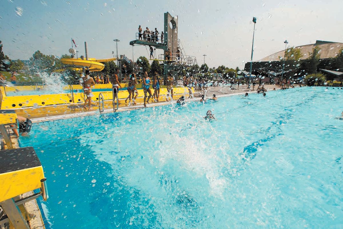 Les piscines du canton, comme ici celle d’Yverdon, s’évaporent plus vite que d’habitude durant l’été 2003 sous l’effet des grosses chaleurs, constate-t-on dans 24 heures.