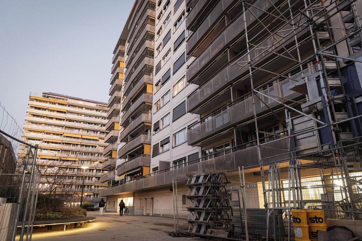 Immeubles en construction à l’avenue de la gare des Eaux-Vives, Genève, le 16 décembre 2024, montrant des échafaudages sur les façades.