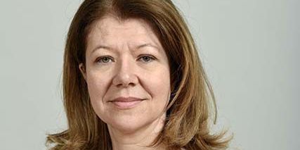 Caroline Zuercher, journaliste de Tamedia, posant sur un fond neutre. Photo prise à Lausanne le 29 mai 2018 par Patrick Martin de 24 Heures.