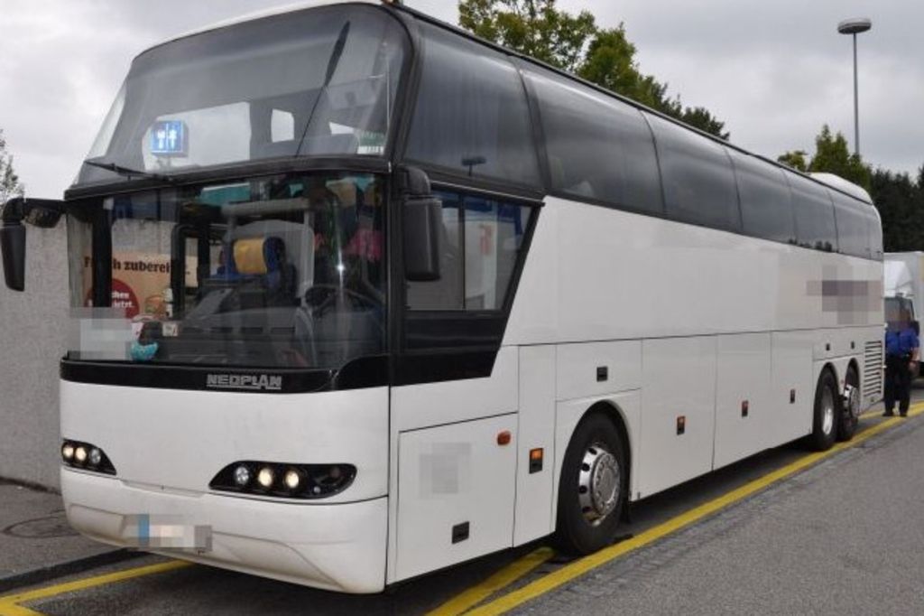 Le bus est trop vieux, la police lui interdit de rouler