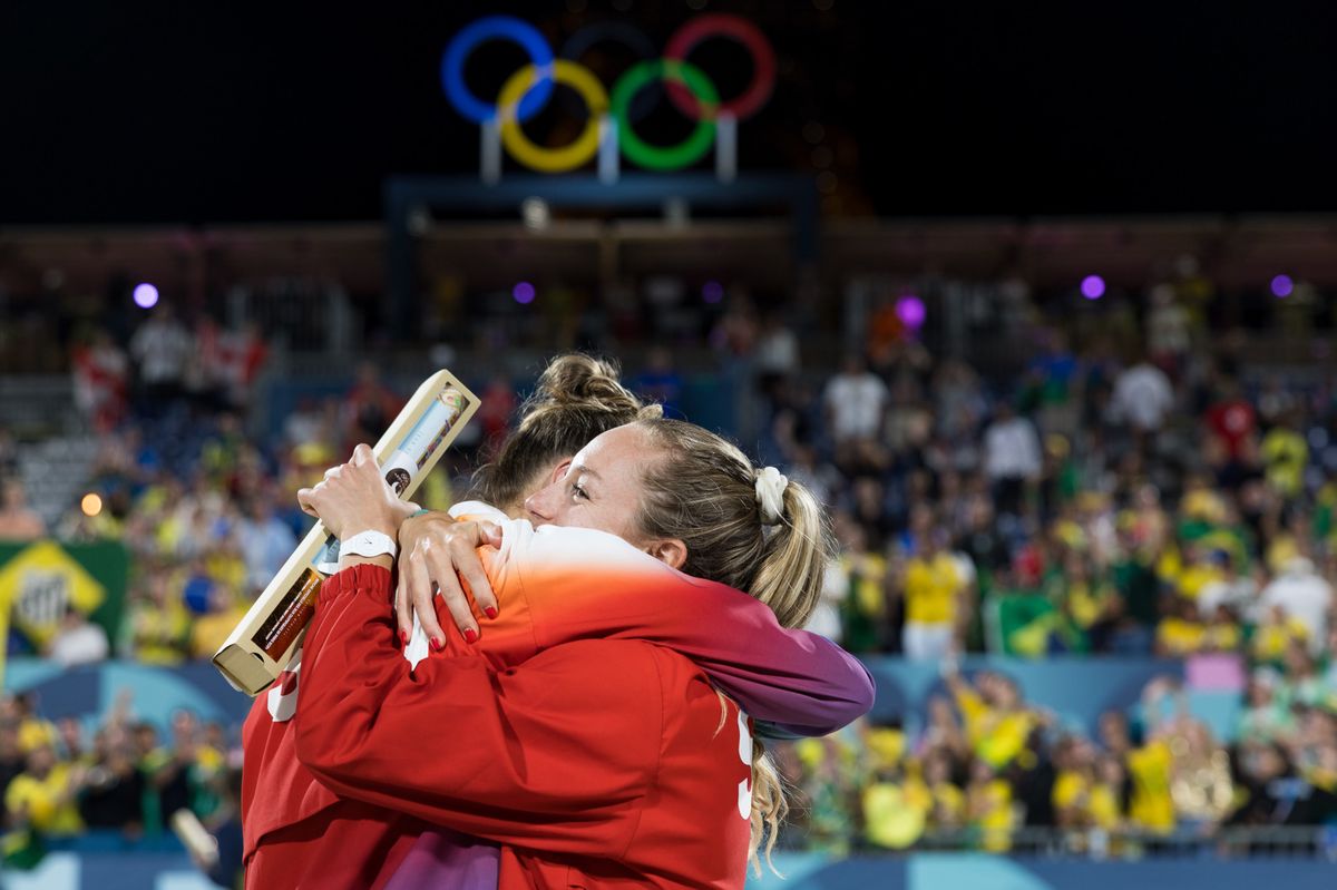 Joie de Tanja Hueberli et de Nina Brunner avec leurs medailles de bronze, lors de la ceremonie des medailles, au pied de la Tour Eiffel pendant les Jeux Olympiques de Paris 2024, le vendredi 9 aout 2024 a l'Champs-de-Mars a Paris en France (Bastien Gallay / GallayPhoto)
