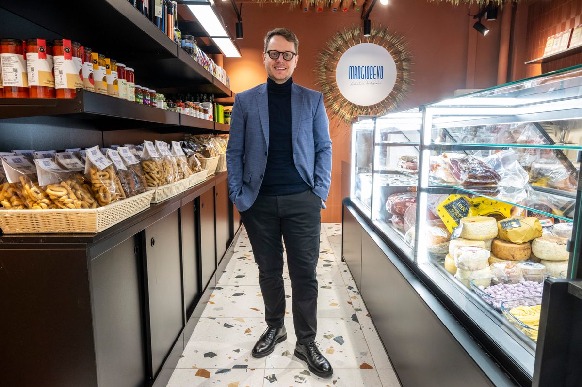 Alessio Rosato dans sa nouvelle épicerie fine italienne au Flon, dans le batiment des Jumeaux. ©Florian Cella/24H