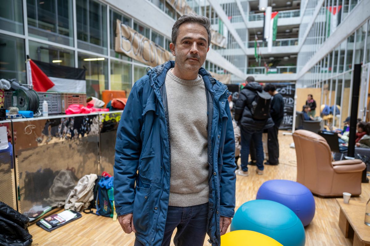 Lausanne, le 07 mai 2024, Le professeur en Sciences sociales et politiques, Olivier Fillieule, dans le hall de Geopolis où se tient une manifestation pro-palestinienne. ©Florian Cella/24H