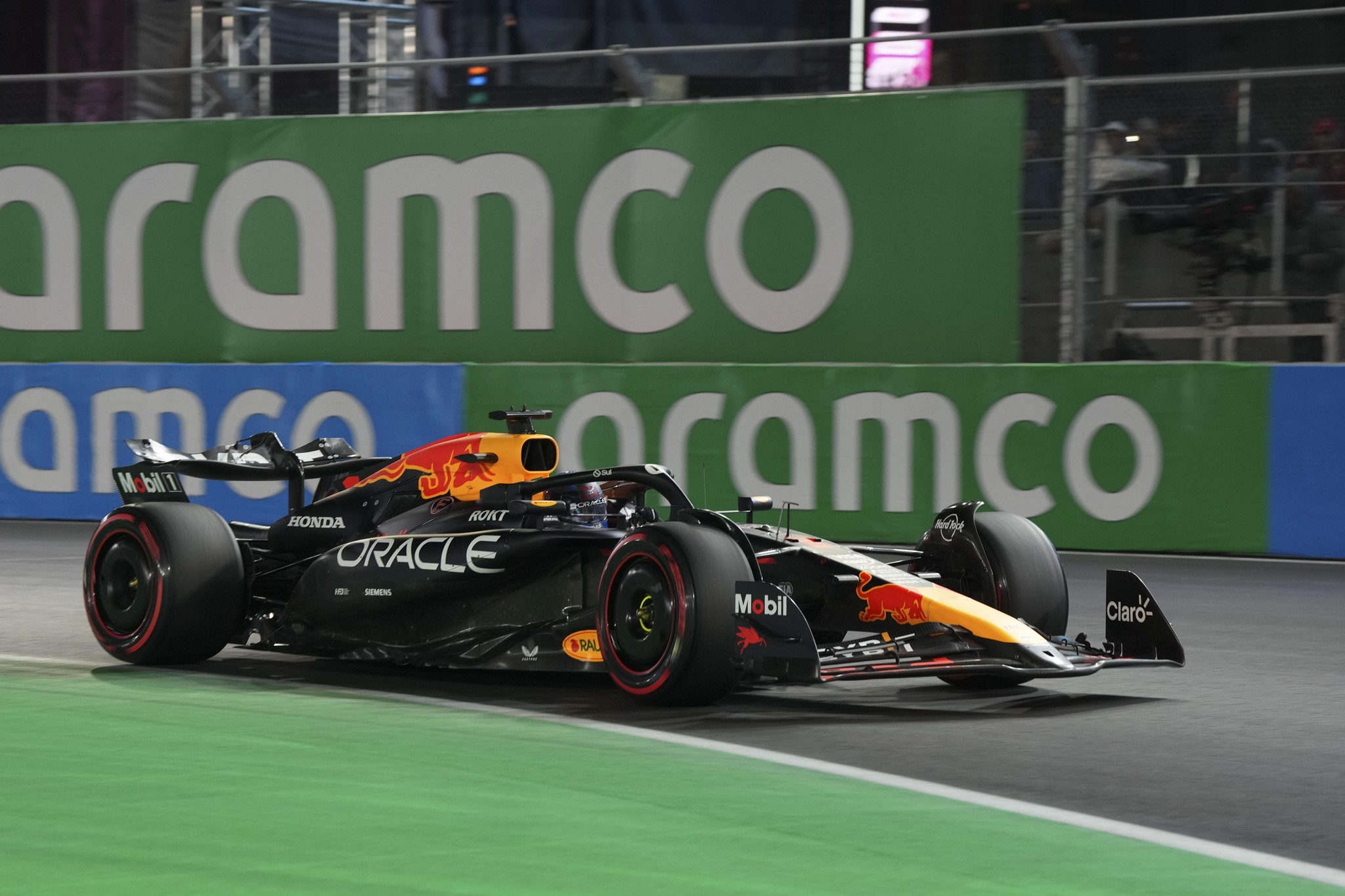 Max Verstappen in seinem Red Bull, während der Qualifikation zum Formel-1-Grand-Prix der USA 2024 in Las Vegas, auf der Strecke.