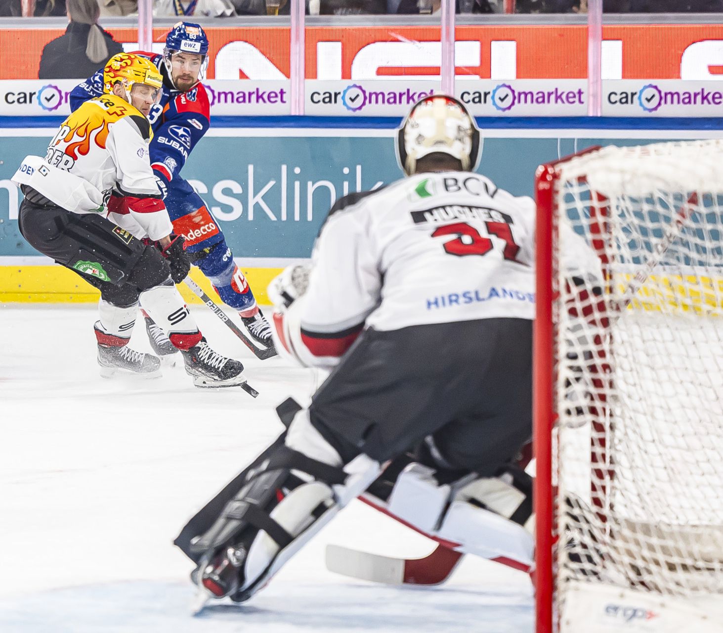Juho Lammikko (ZSC) (Mitte) schiesst das Tor zum 1:0 gegen Lawrence Pilut (LHC) (links) und Torhueter Connor Hughes (LHC) (rechts) im fuenften Playoff Final Eishockeyspiel der National League zwischen den ZSC Lions und Lausanne HC, am Donnerstag, 25. April 2024 in der Swiss Life Arena in Zuerich. (KEYSTONE/Michael Buholzer)