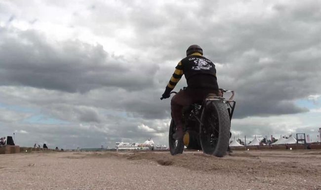 Les véhicules anciens mis à l’honneur sur une plage en Normandie