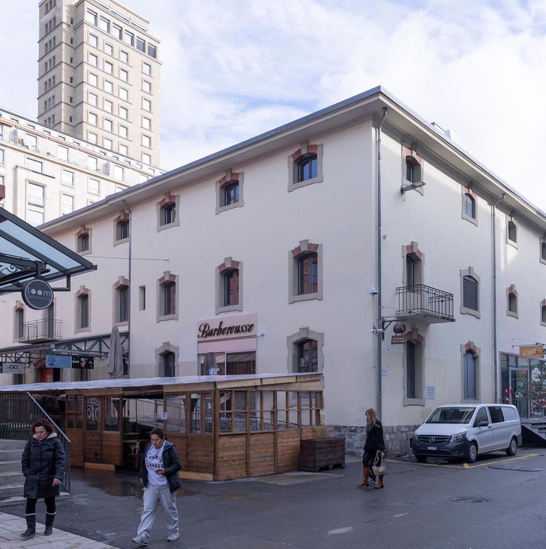 Quartier du Flon à Lausanne devant le pub Barberousse, scène du procès de deux policiers, décor urbain en arrière-plan.