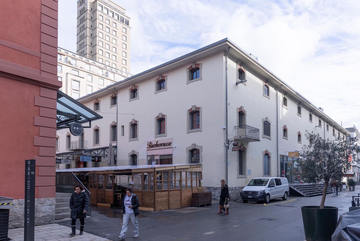 Quartier du Flon à Lausanne devant le pub Barberousse, scène du procès de deux policiers, décor urbain en arrière-plan.